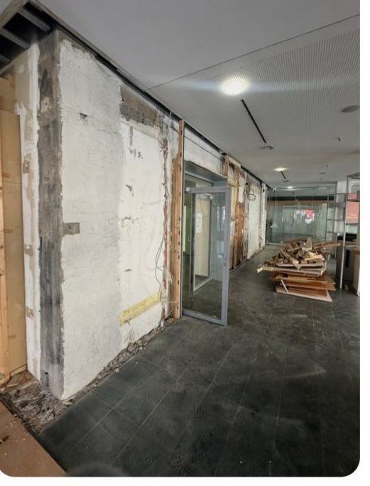 Bürogebäude-Flur nach der Entkernung mit nackten Betonwänden