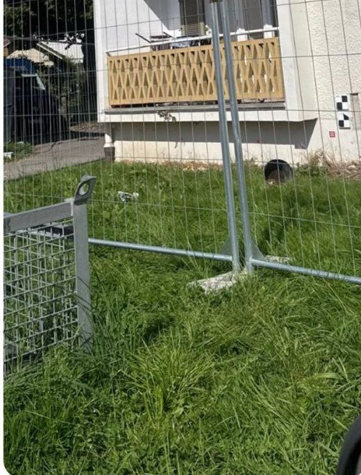 Wohnhaus hinter einem Bauzaun, vorbereitet für Rückbauarbeiten
